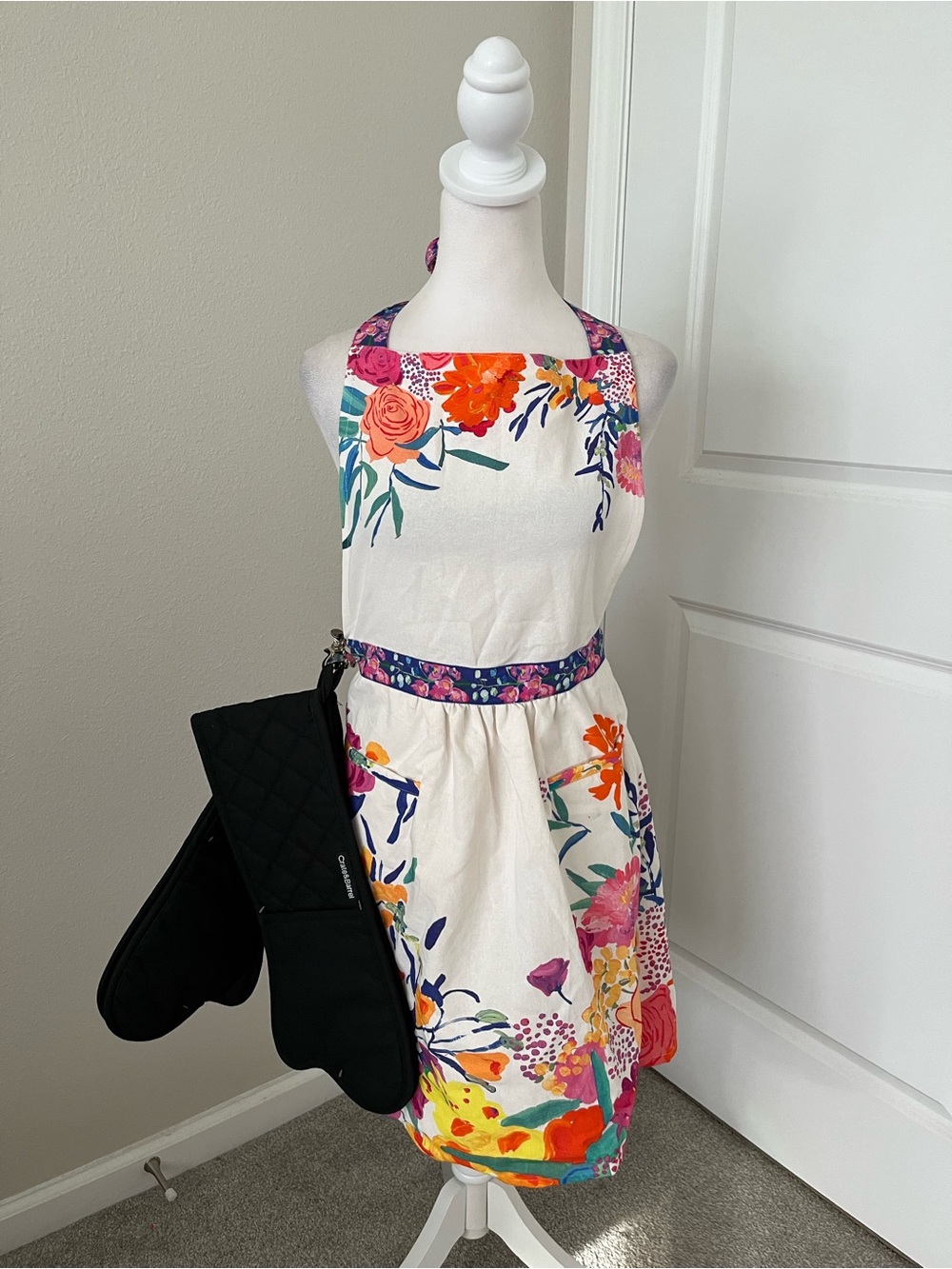 NWOT Anthropologie & Crate & Barrel Bundle Set of 2 Black Oven Mitts & Apron